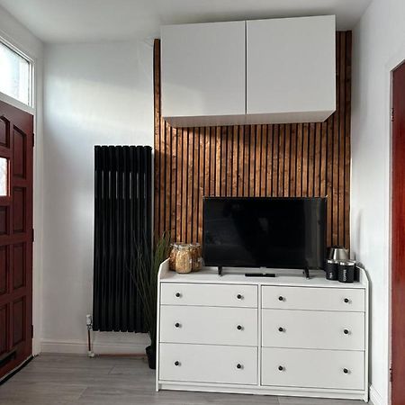 Modern En Suite Bedroom Close To City Centre Leeds  Exteriör bild