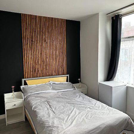 Modern En Suite Bedroom Close To City Centre Leeds  Exteriör bild