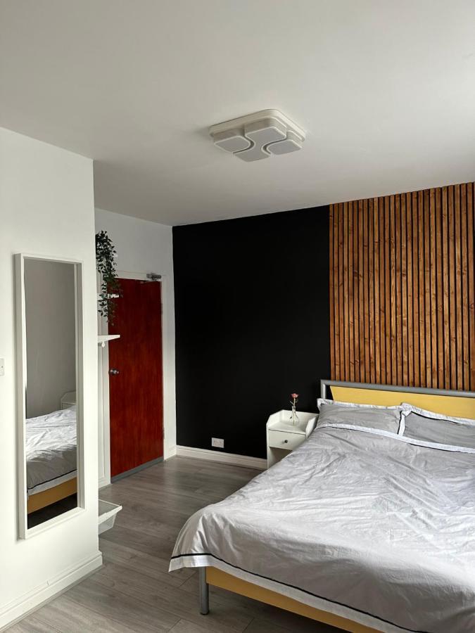 Modern En Suite Bedroom Close To City Centre Leeds  Exteriör bild