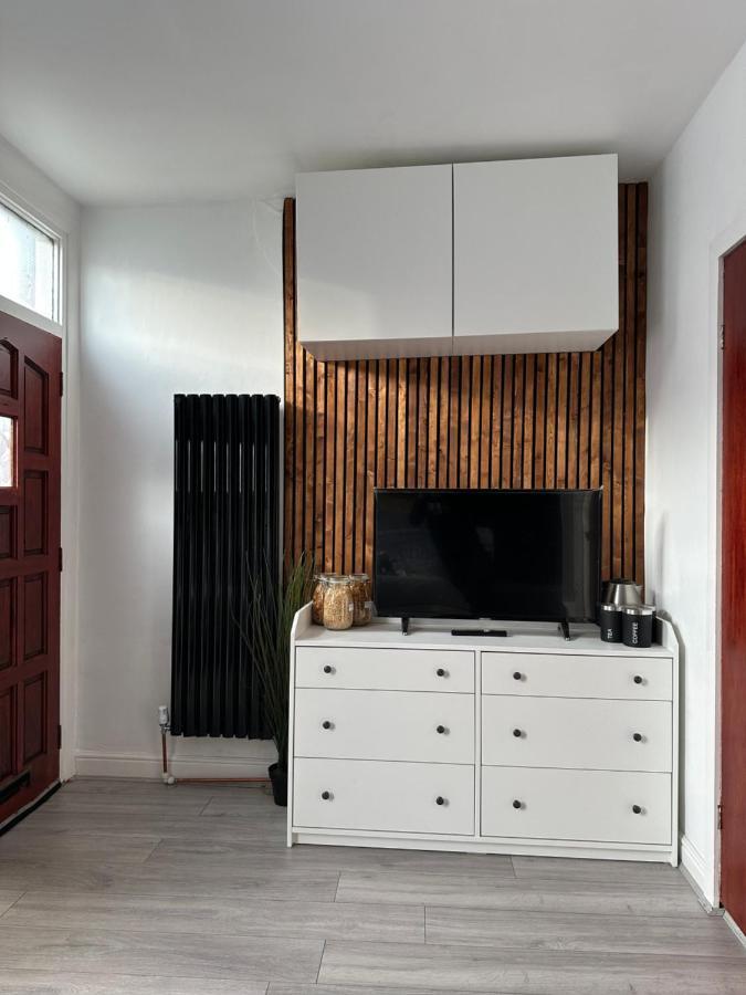 Modern En Suite Bedroom Close To City Centre Leeds  Exteriör bild