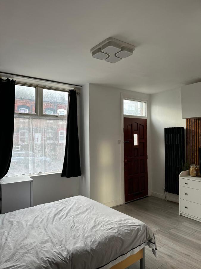 Modern En Suite Bedroom Close To City Centre Leeds  Exteriör bild