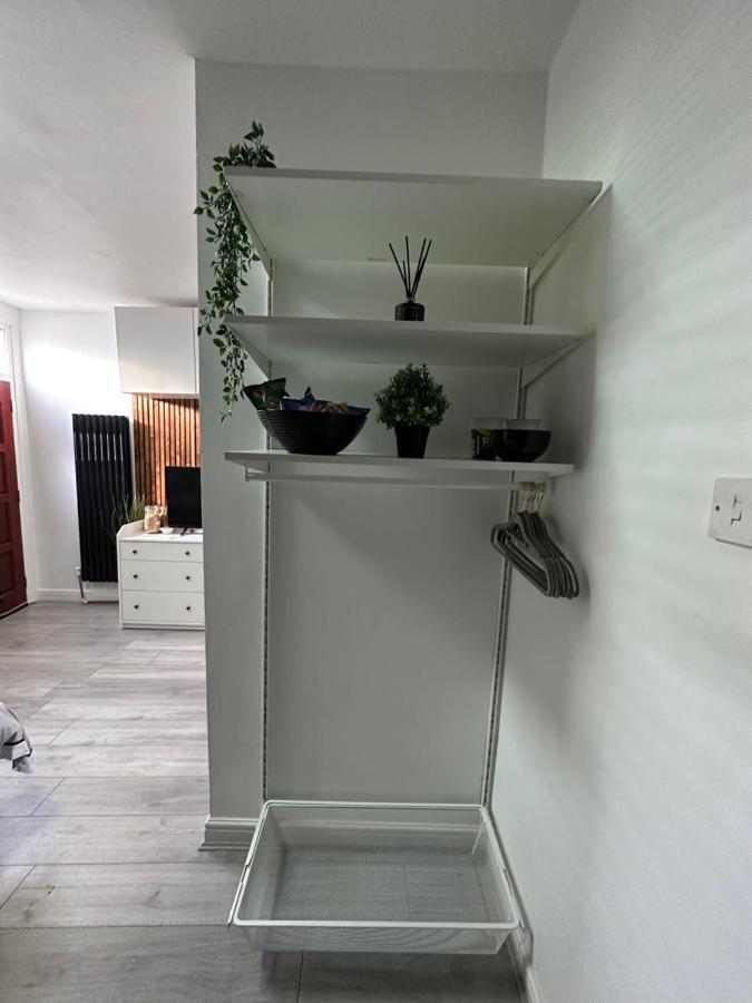Modern En Suite Bedroom Close To City Centre Leeds  Exteriör bild